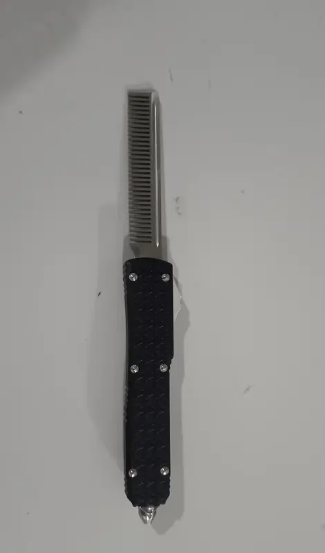Kamm mit Stahlklinge