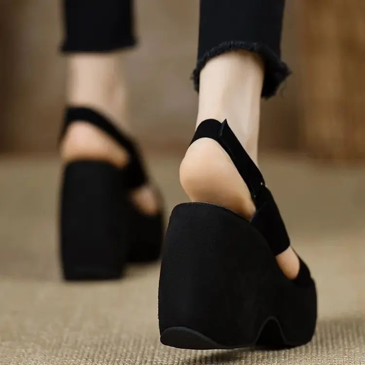 Keilabsatz-Sandalen im koreanischen Stil