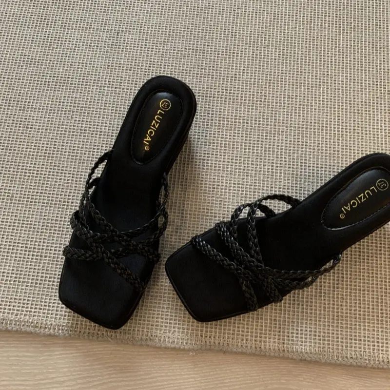 Keilsandalen mit Plateau und offener Spitze