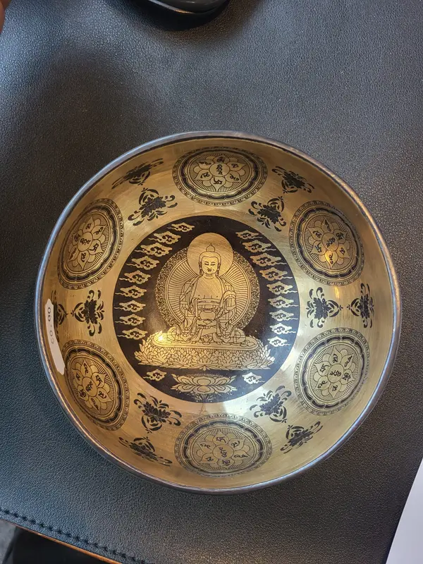 Klangschale „Buddha Shakyamuni“ mit Lotus – Handgravierte Bronze mit Mantra, Handarbeit