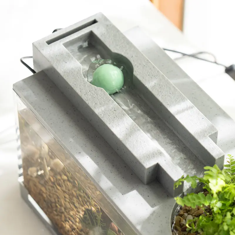Kleiner Aquarium-Filter mit Wasserpumpe