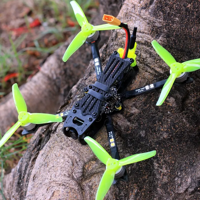 Kleiner FPV-Drohne mit F4-Steuerung