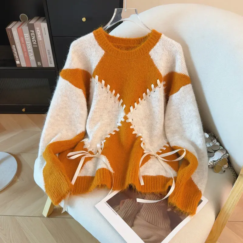 Kontrastfarbener Strickpullover mit Kordelzug