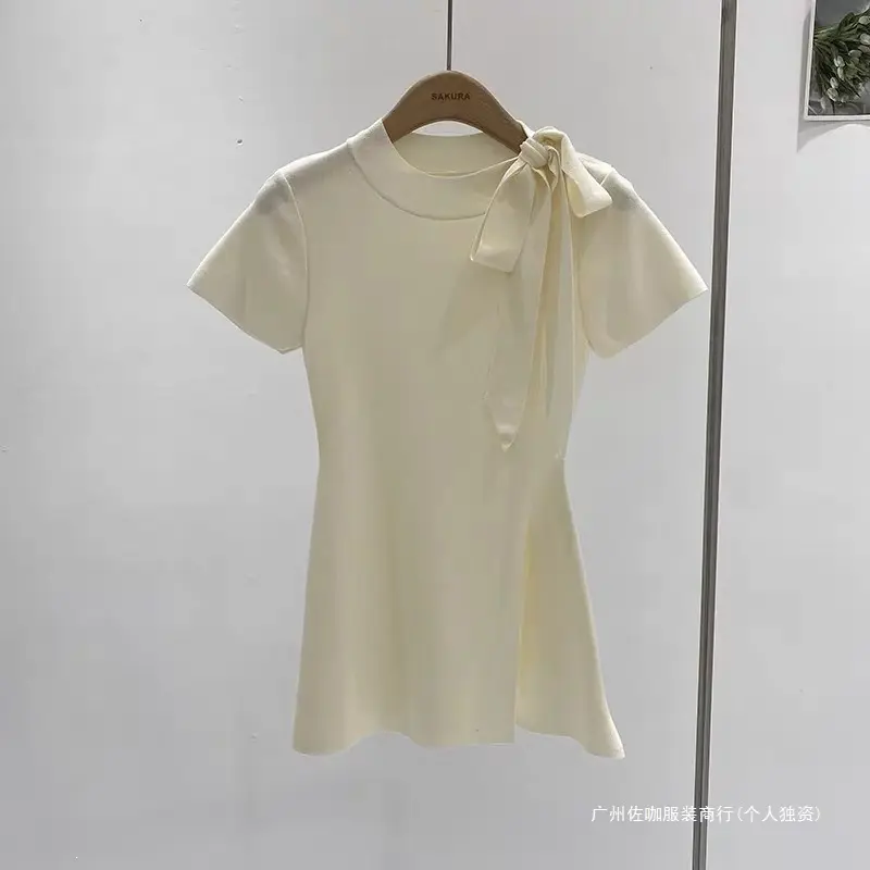 Kurzarm-Kleid mit Schleife und Schnürung
