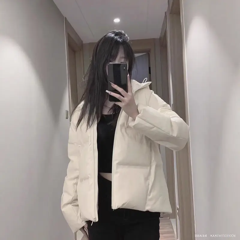 Kurze Kapuzenjacke mit Polyester-Füllung