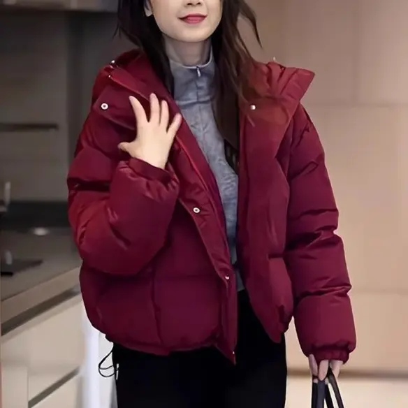 Kurze Winterjacke mit Kapuze