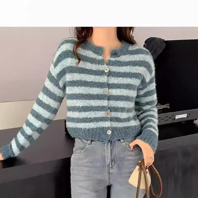 Kurzer Strick-Cardigan mit Knopfleiste