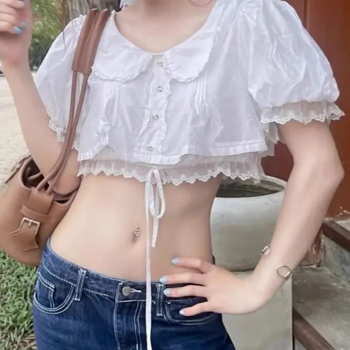 Kurzes Crop-Top mit Puffärmeln und Spitze