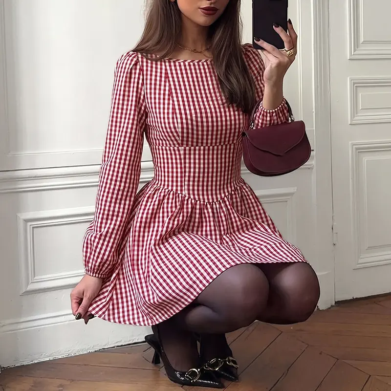 Kurzes Kleid mit Patchwork & Schleifenhals