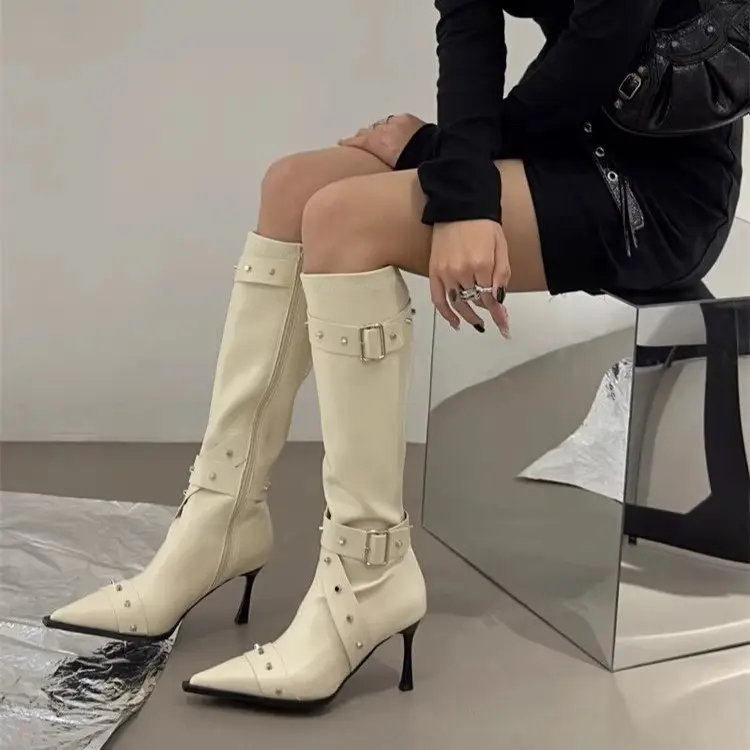 Lange Damenstiefel mit Schnallen und Nieten