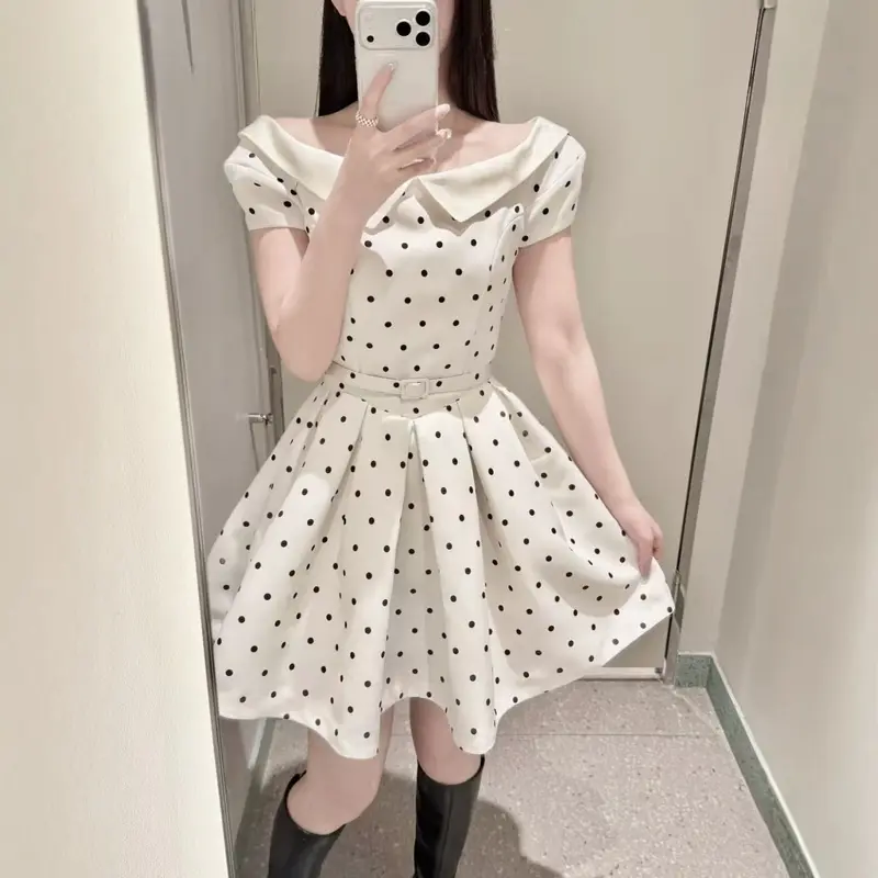 Lapelle Kleid mit definiertem Bund