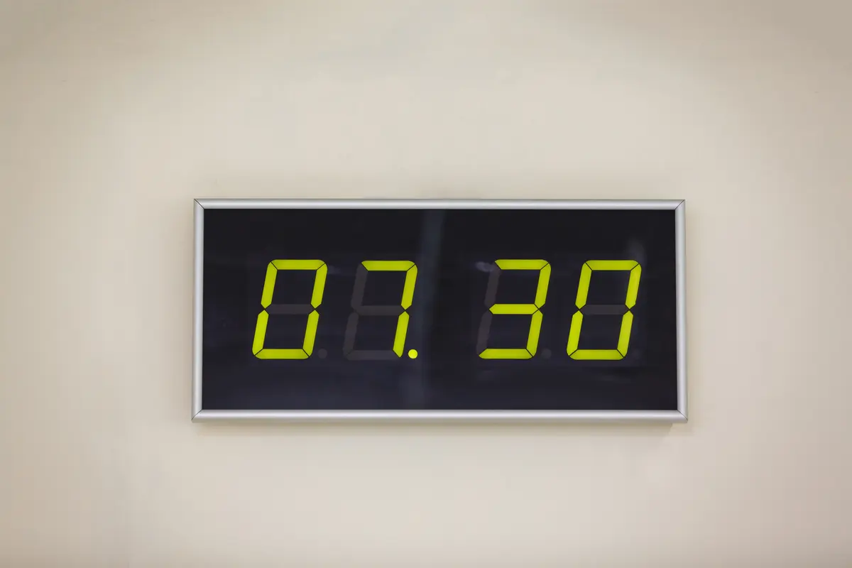 LED-Spiegeluhr minimalistisch · Wecker & Temperatur
