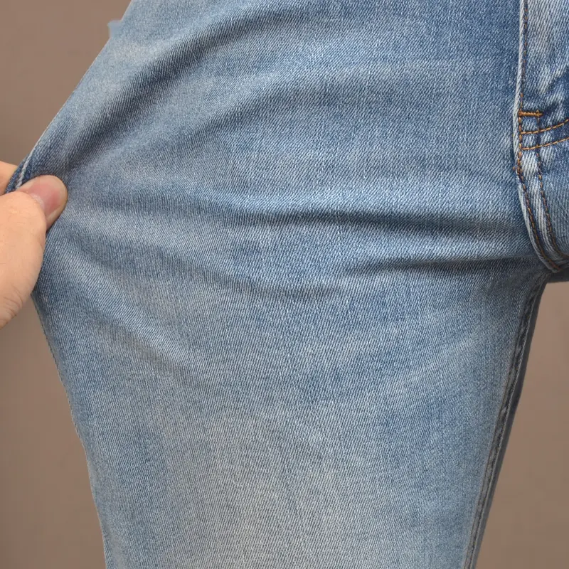 Leichte, hellblaue Jeans