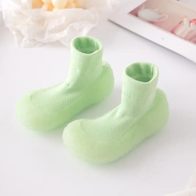 Leuchtende Sommer-Schuhe für Babys