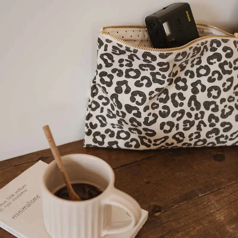 LILI Kosmetiktasche Leo Grau – Schminktasche & Kulturbeutel aus Baumwolle