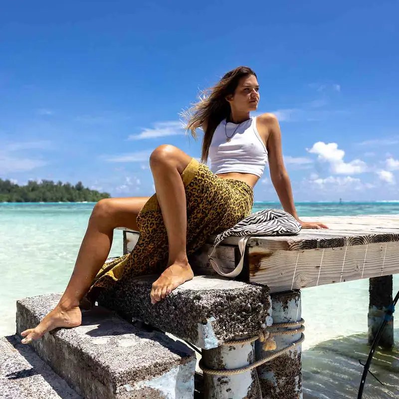 Louisa Pareo mit Graou-Karamell-Print