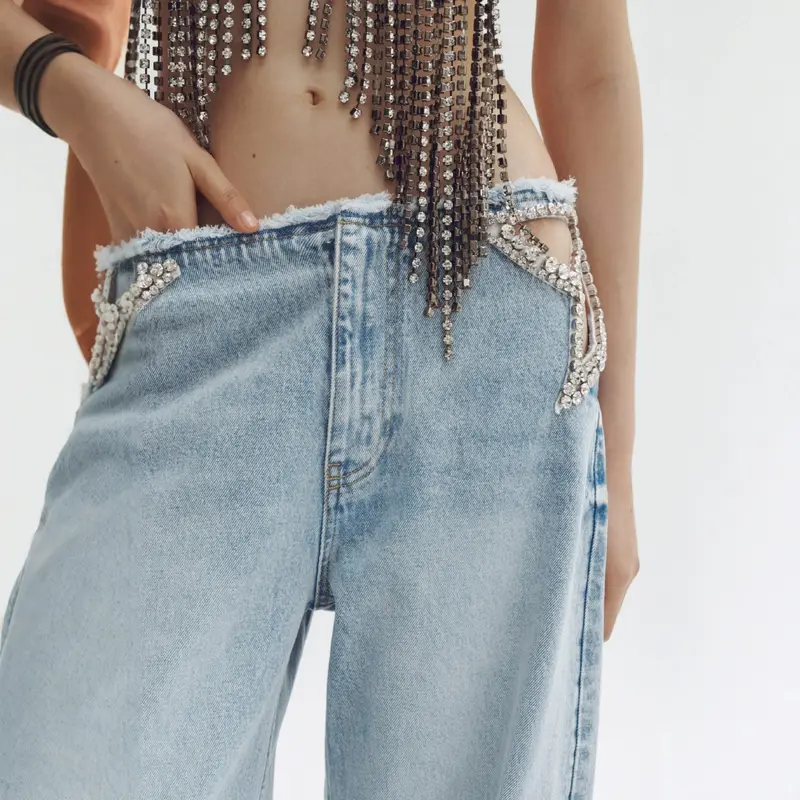 Low-Waist Straight-Leg Jeans mit Strass