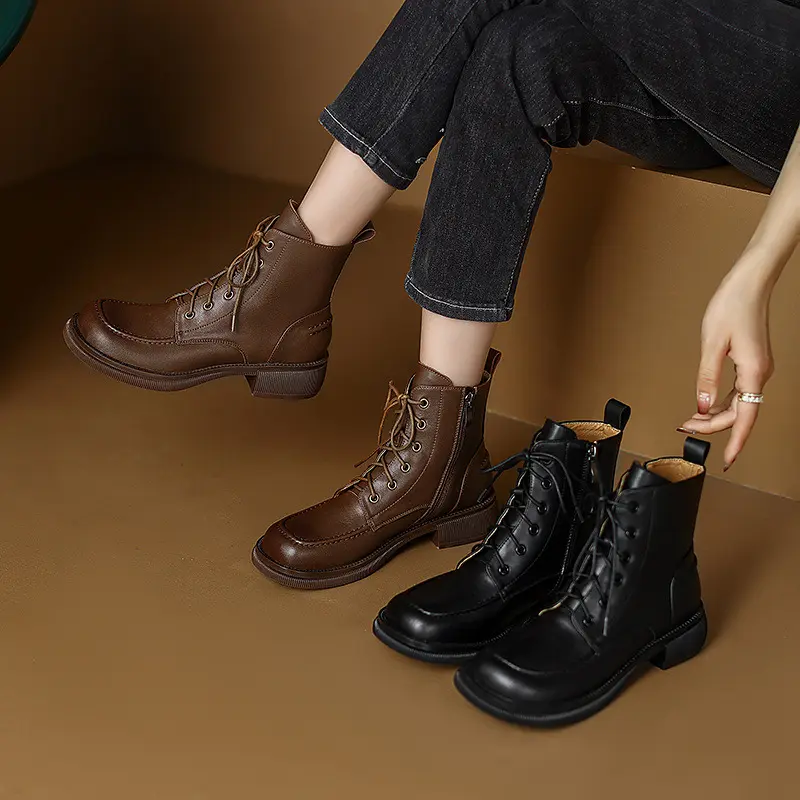 Martin Boots aus Leder mit Schnürung