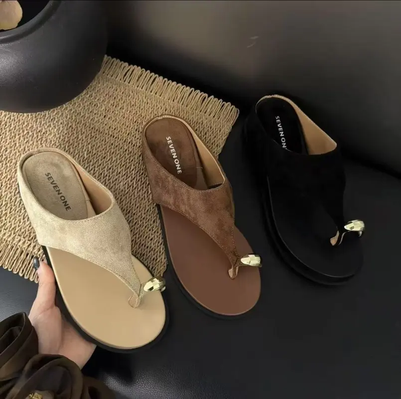 Minimalistische Wildleder-Flip-Flops