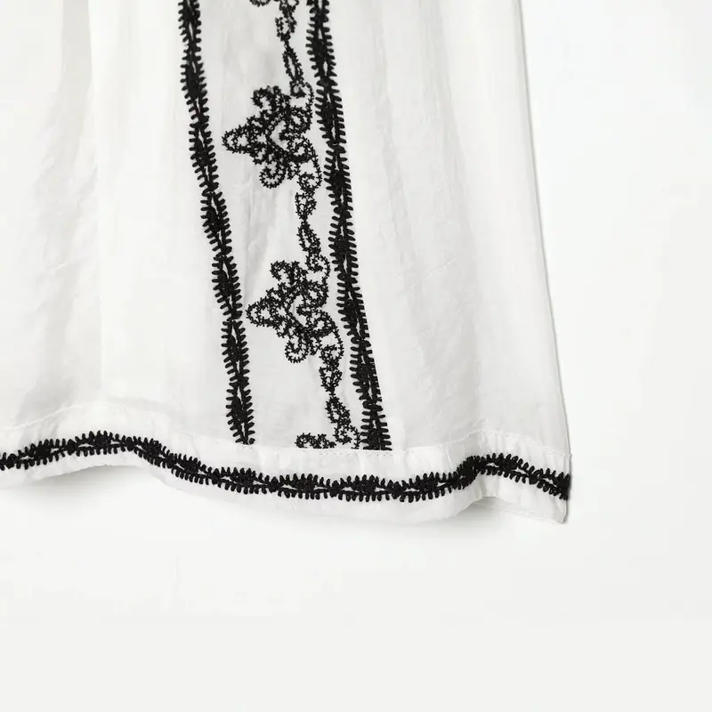 Modisches Mittellang-Kleid