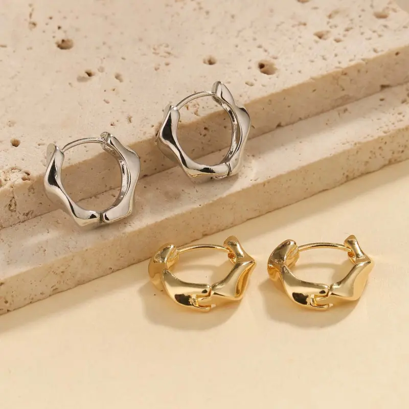 Ohrringe «Onda» · unregelmässige Creolen, Gold & Silber