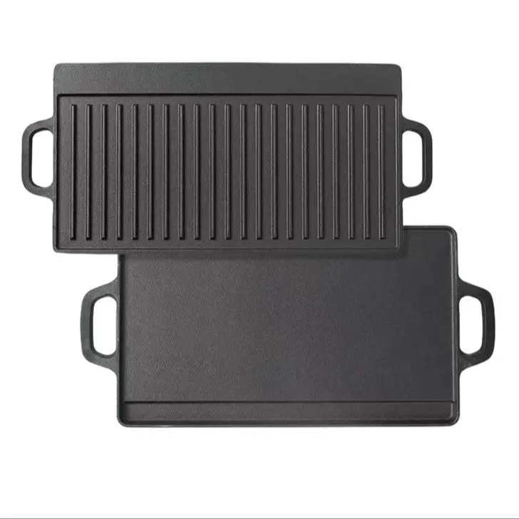 Outdoor Gusseisenpfanne – Saftiges Fleisch mit Grillstreifen.