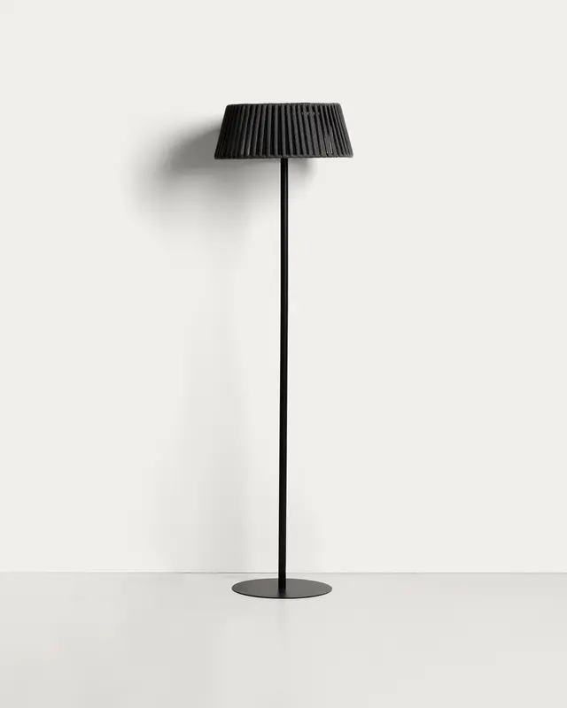 Outdoor-Solar-Stehlampe Aldet aus flachem Seil mit schwarzem Metallfuss, Ø 46 cm