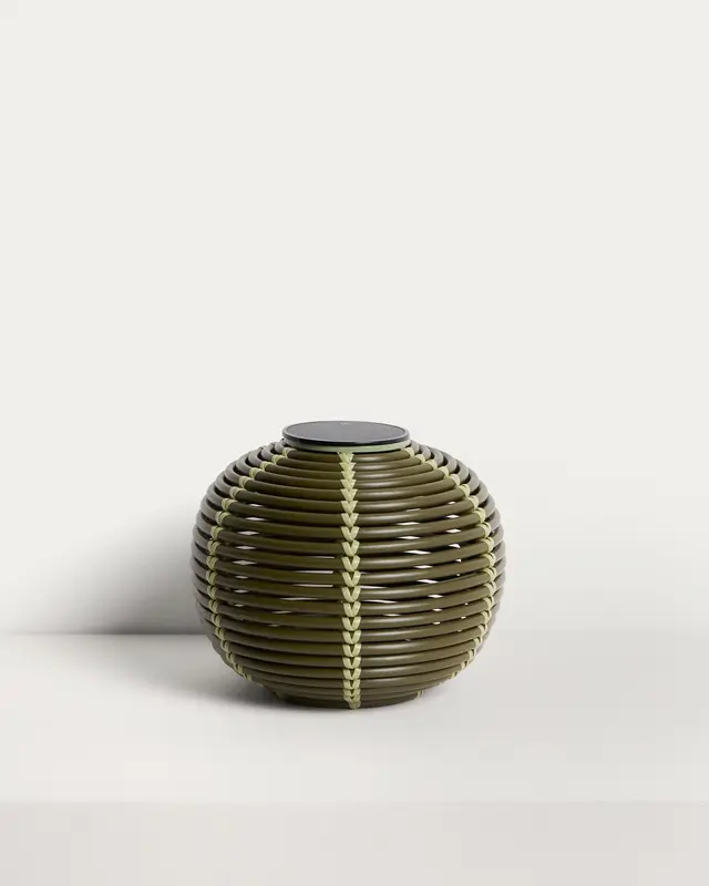 Outdoor-Solar-Tischlampe Garoina aus synthetischem Rattan in Grün mit LED-Technologie, Ø 25 cm