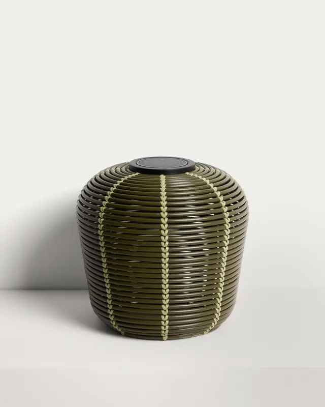Outdoor-Solar-Tischlampe Garoina aus synthetischem Rattan in Grün mit LED-Technologie, Ø 35 cm