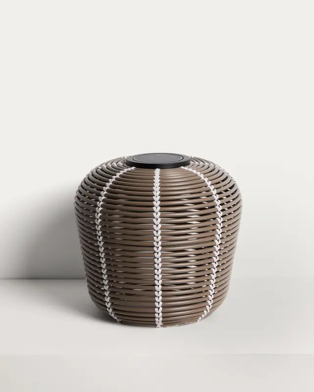 Outdoor-Solar-Tischlampe Garoina aus synthetischem Rattan in Taupe mit LED-Technologie, Ø 35 cm