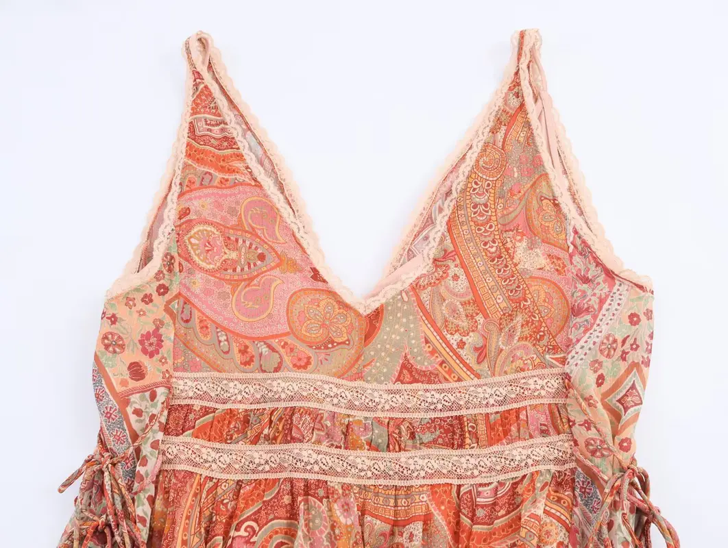 Paisley-Kleid mit V-Ausschnitt und Spitze