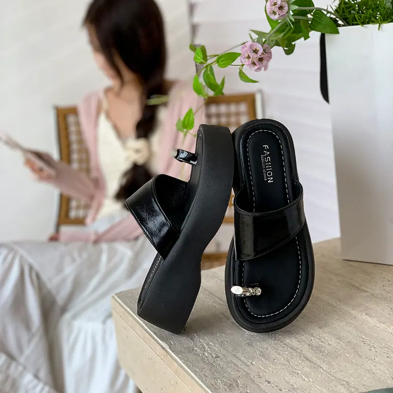 Plateau-Sandalen mit Zehensteg im Leo-Look