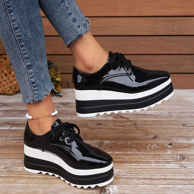 Plateau-Wedge-Heels aus Lackleder