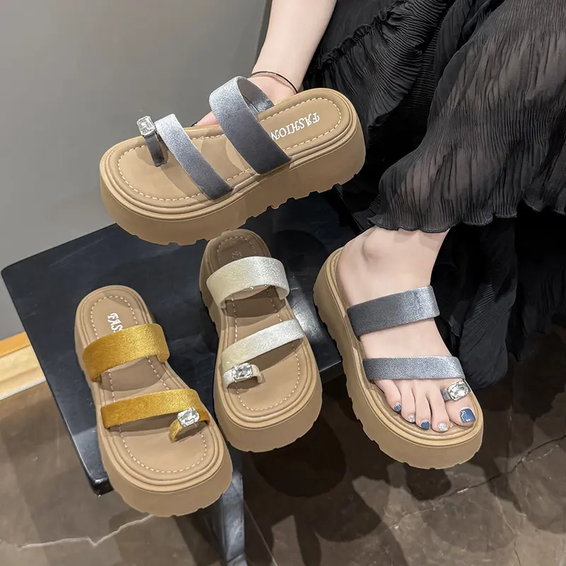 Plateau Zehensteg-Sandalen mit Strass