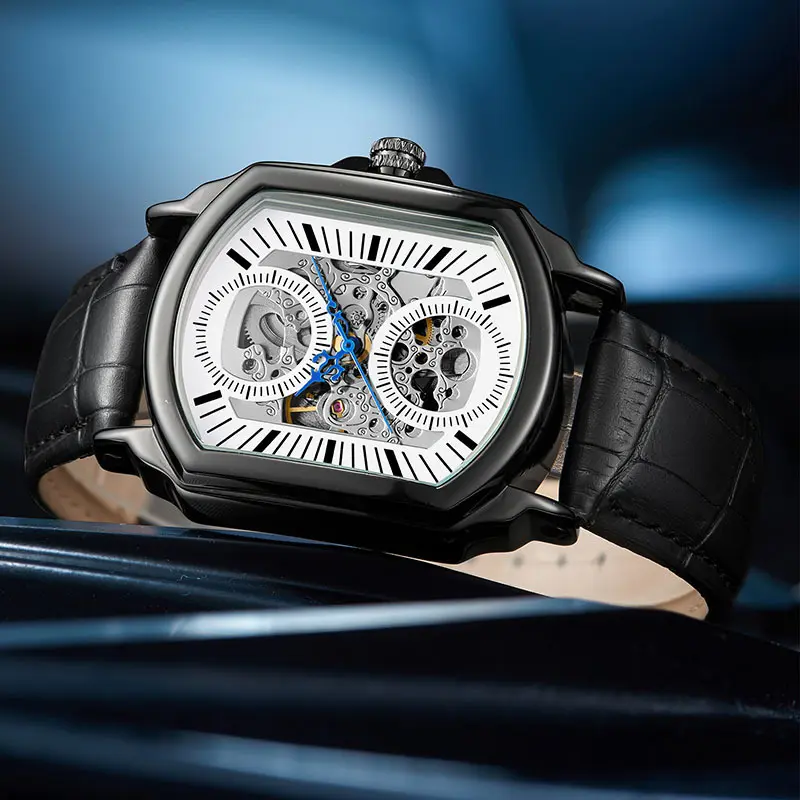 Quadratische Mechanikuhr im Antik-Stil