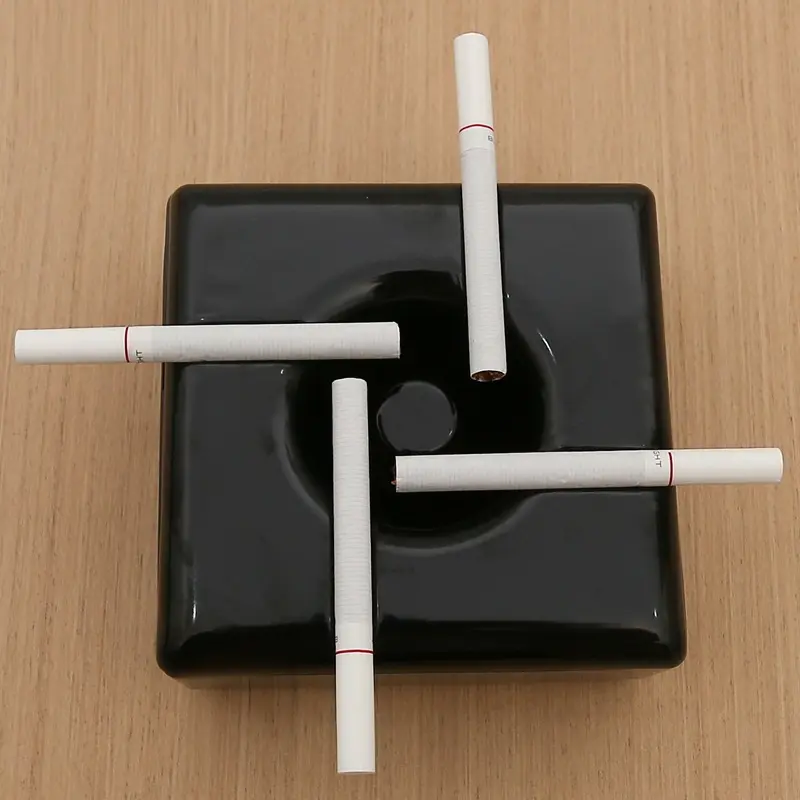 Quadratischer Aschenbecher mit Deckel