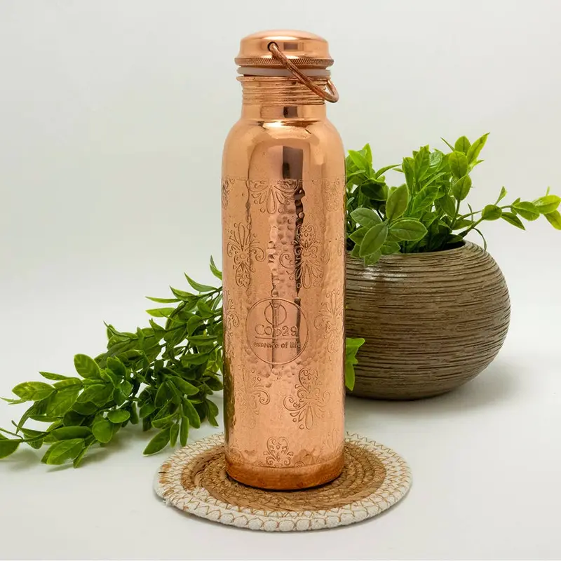 Reine Kupferwasserflasche mit Blumenmuster & Griff – ± 950 ml