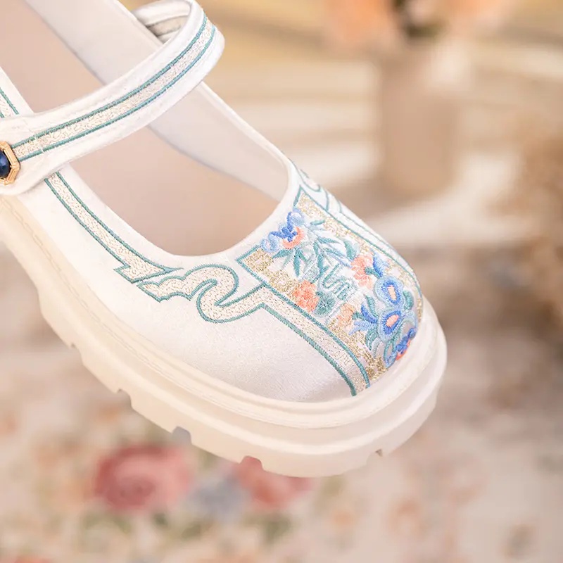 Retro Mary Jane mit Blumenstickerei