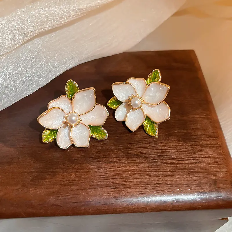 Retro-Ohrhänger mit Emaille-Blumen