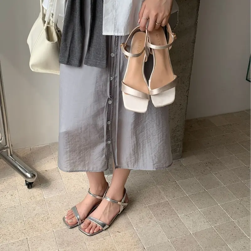 Riemchensandalen mit eckiger Spitze & Absatz