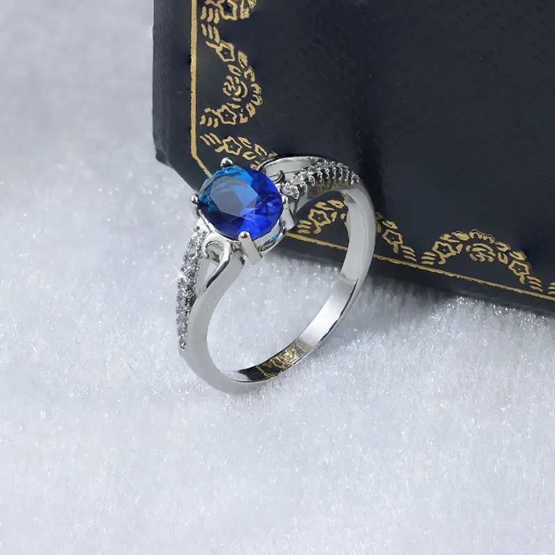 Ring Blauer Stein · elegant gefasst