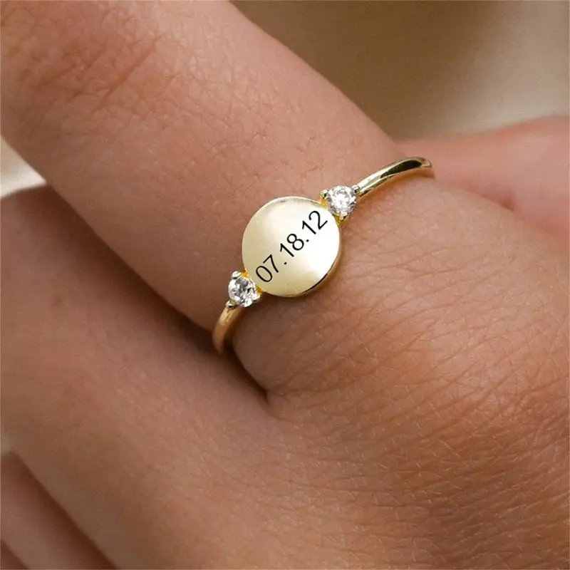 Ring «Souvenir» · gravierbarer Signet-Ring mit Zirkonia, Gold