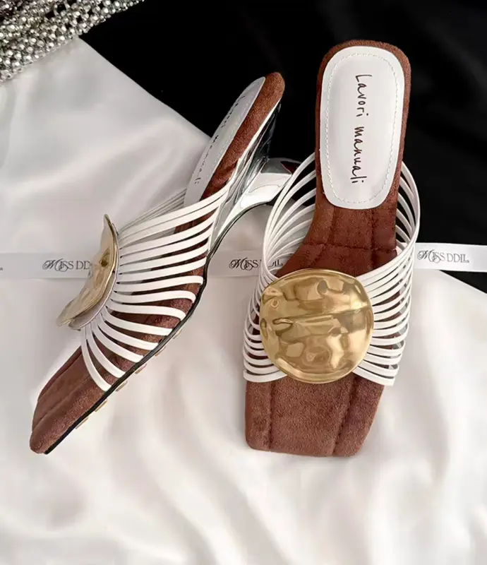 Römer-Sandalen mit dünnen Riemen und Keilabsatz