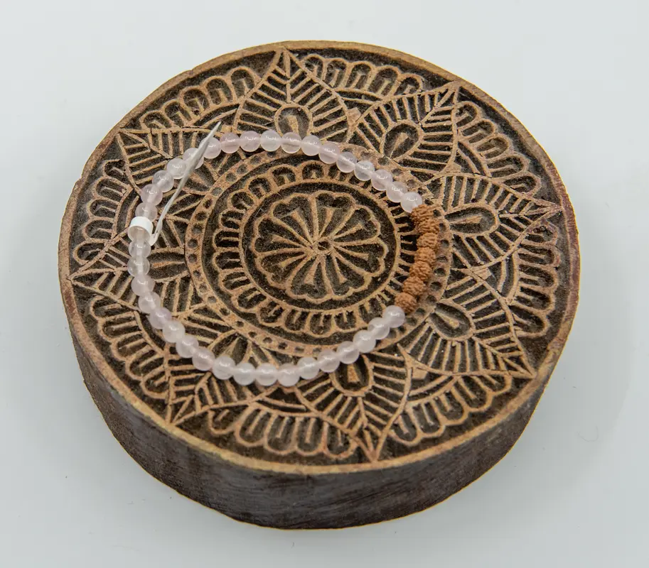 Rosenquarz Armband mit Rudraksha - Herzöffnung & Selbstliebe