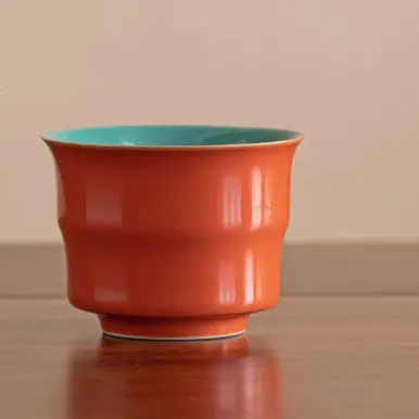 Rote Keramik-Teetasse mit Farbglasur