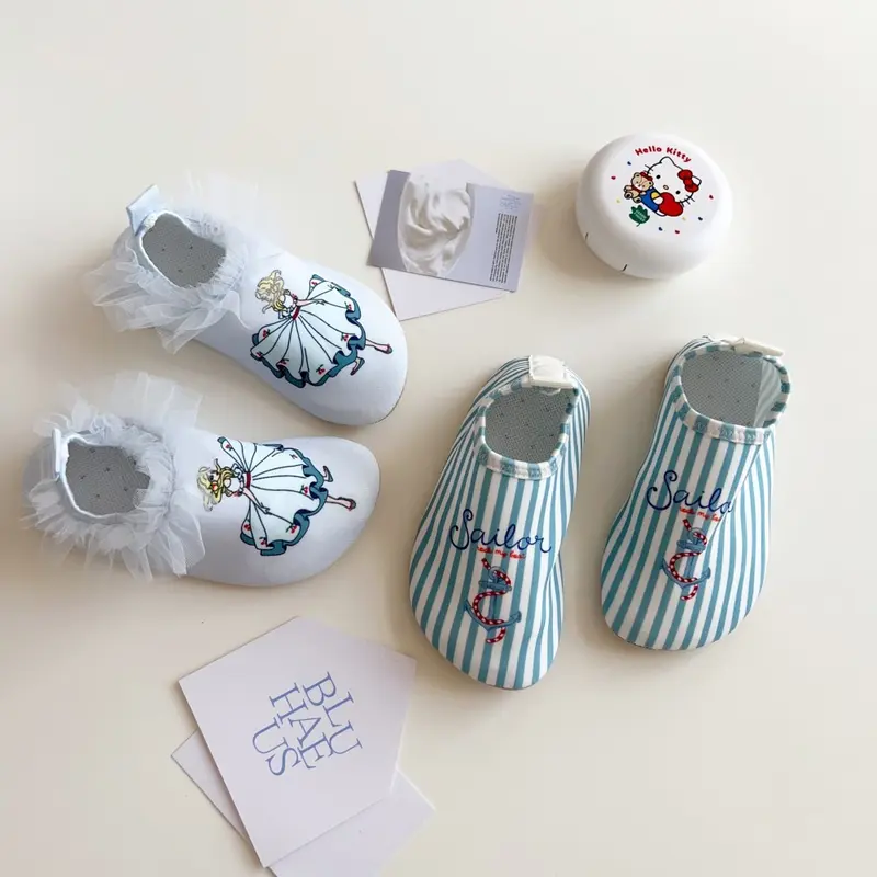Rutschfeste Kinderschuhe mit kreativem Print