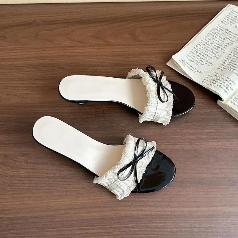 Sandalen mit Schleife und hohem Absatz