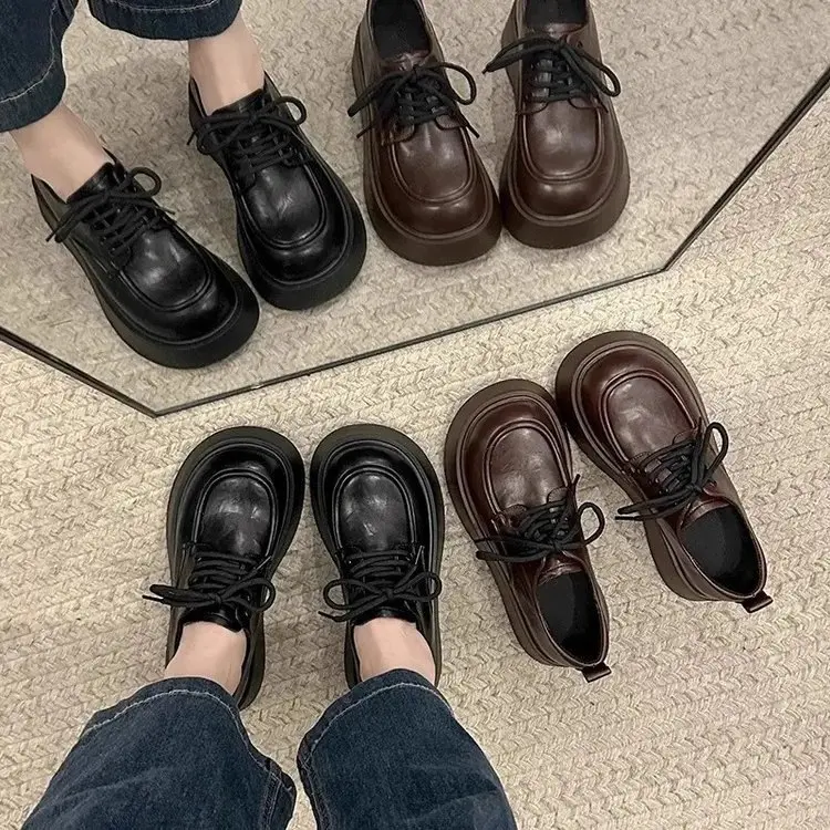 Schwarze Schnürschuhe aus Leder