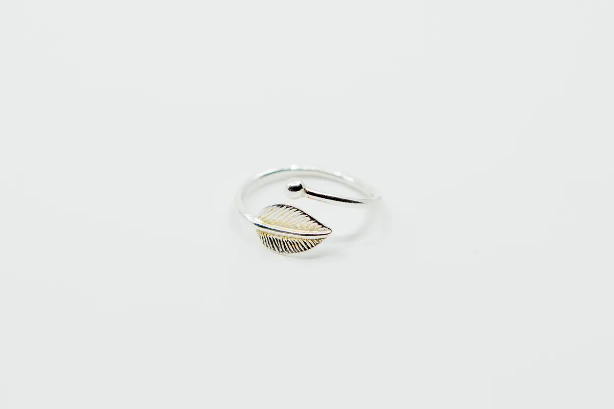 Silber Fingerring mit Blattmotiv (verstellbar 16–19 mm) – Symbol für Wandel & Natürlichkeit