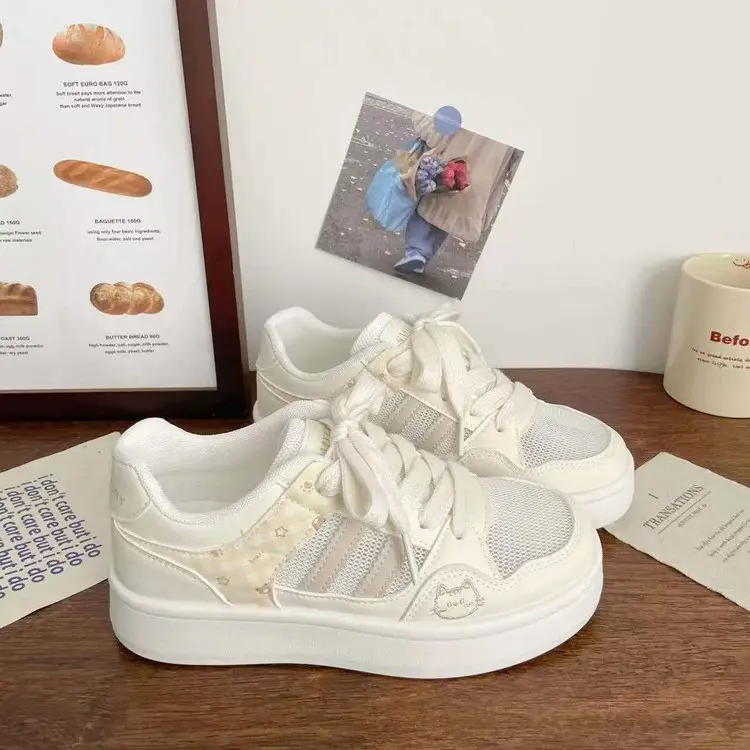 Sneaker mit Katzen-Design und dicker Sohle